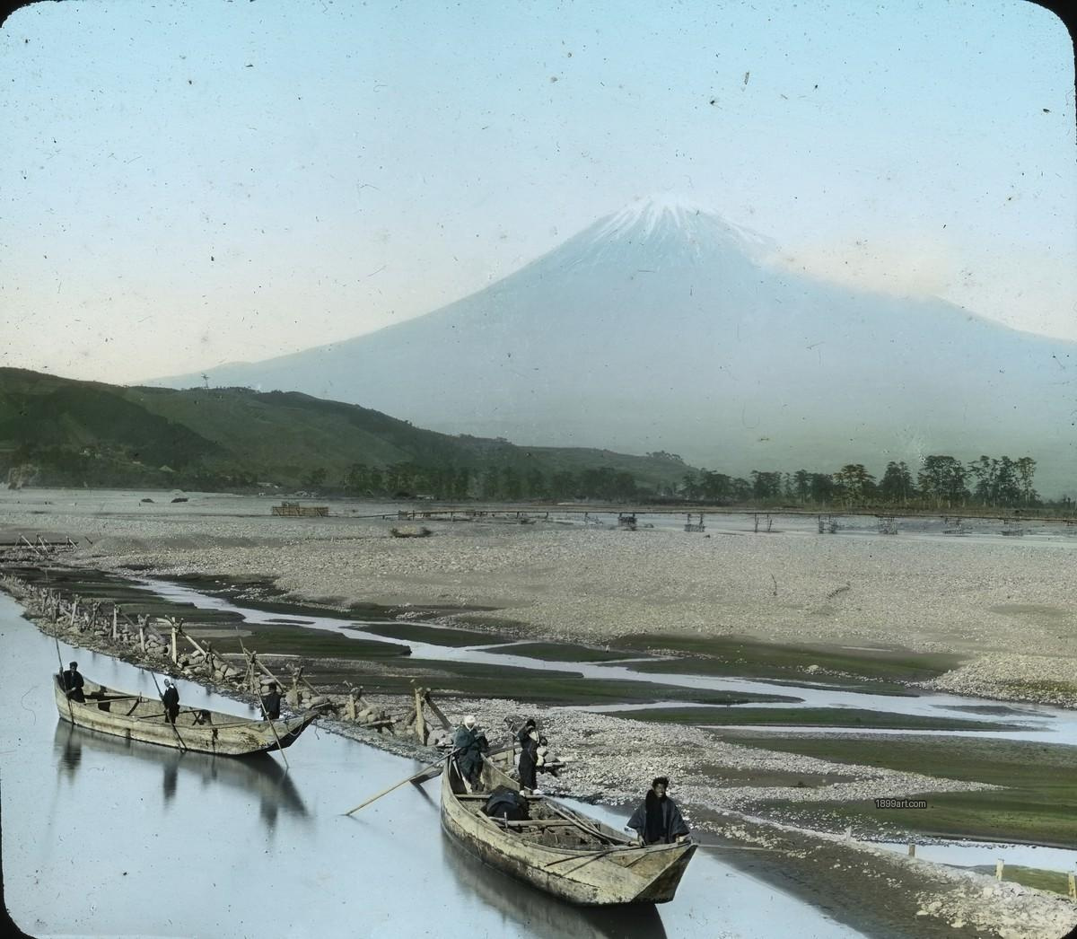 Hand-colored photograph from Japan around 1910 from T.ENAMI Studio.