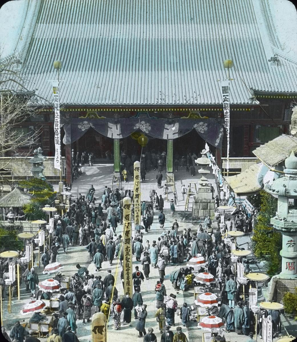 Crowd at Sensoji Temple entrance with banners and parasols