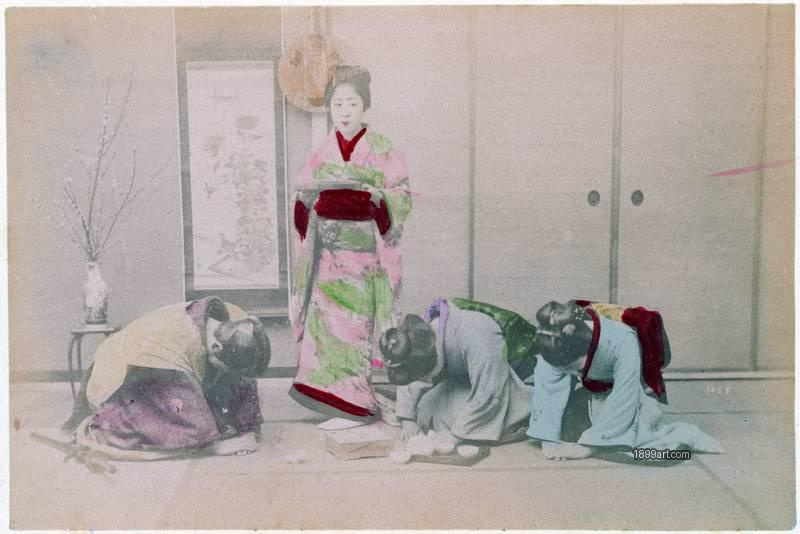 1899art Japan Man and Women Making a Deep Bow to a Tea Server Woman Handcolored 1900s 1899art. Historical photograph from the 1899art Archive.