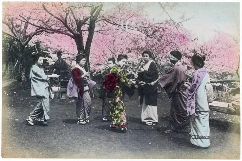 1899art Japan A 248 – Oni-gokko (Blind Man’s Buff) with Maiko, Hill of Nogé, Yokohama Handcolored 1900s 1899art. Historical photograph from the 1899art Archive.