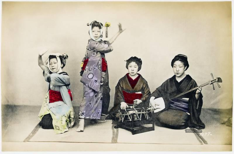 1899art Japan No. 1077 – Group of child performers with shamisen and small drum (attributed to Kusakabe Kimbei) Handcolored 1900s 1899art. Historical photograph from the 1899art Archive.