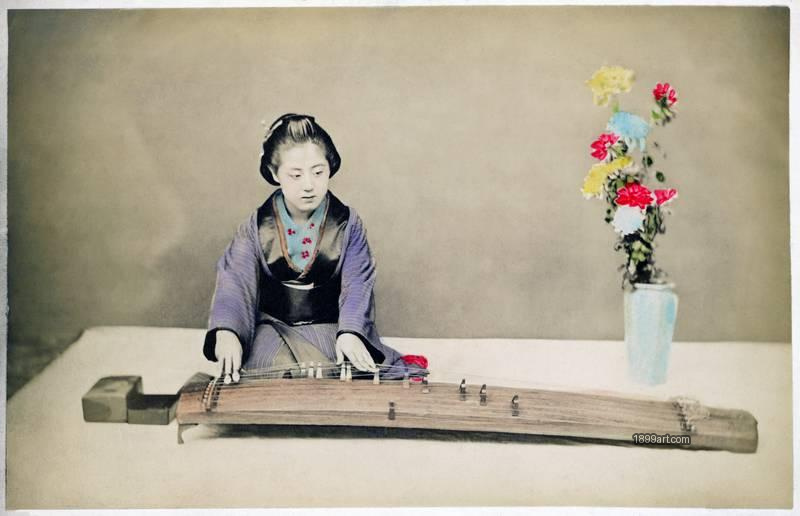 1899art Young Meiko Playing the Koto – Studio Portrait, Japan (Meiji Period, c. 1890s) Handcolored 1900s 1899art. Historical photograph from the 1899art Archive.