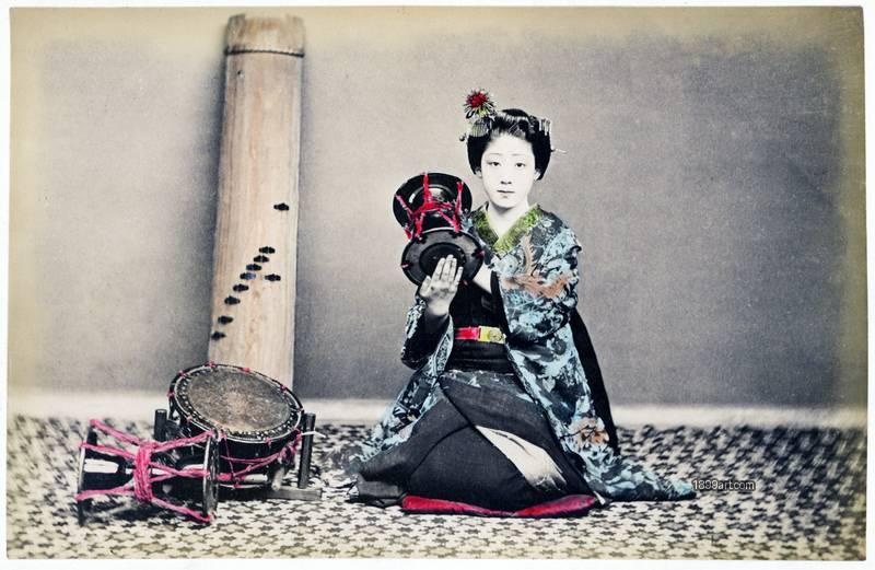 1899art Young Meiko with Tsuzumi Drum – Studio Portrait, Japan (Meiji Period, c. 1890s) 1899art. Historical photograph from the 1899art Archive.