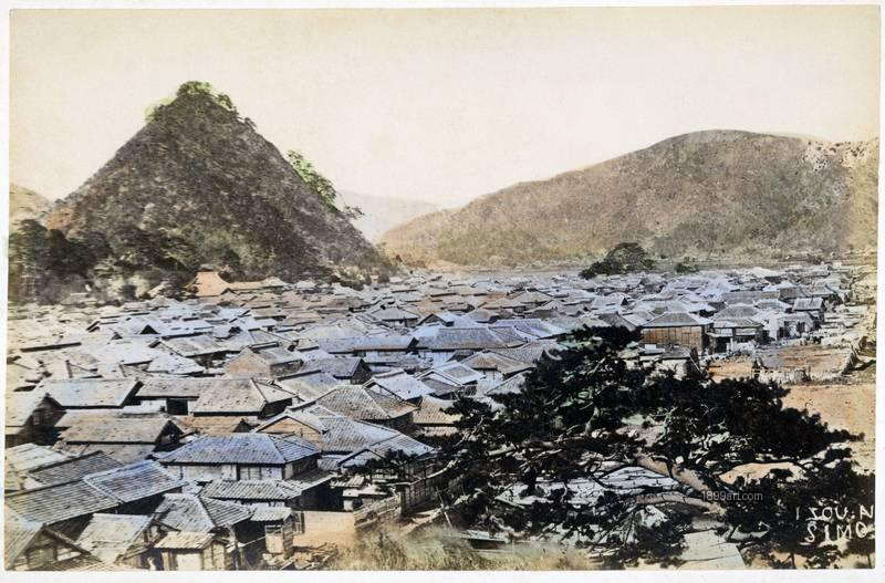 1899art Yamanaka Onsen – Village and Rooftops beneath the Kakusenkei Gorge, Japan (Meiji Period) Handcolored 1900s 1899art. Historical photograph from the 1899art Archive.