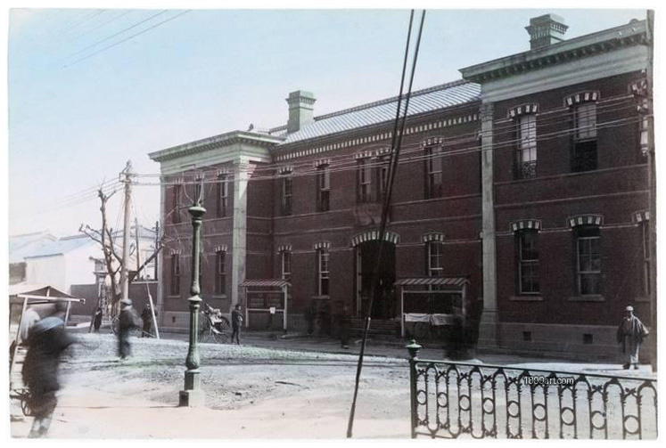 1899art Japan Kobe Post and Telegraph Office (Kōbe Yūbin Denshin Kyoku) Handcolored 1900s 1899art. Historical photograph from the 1899art Archive.